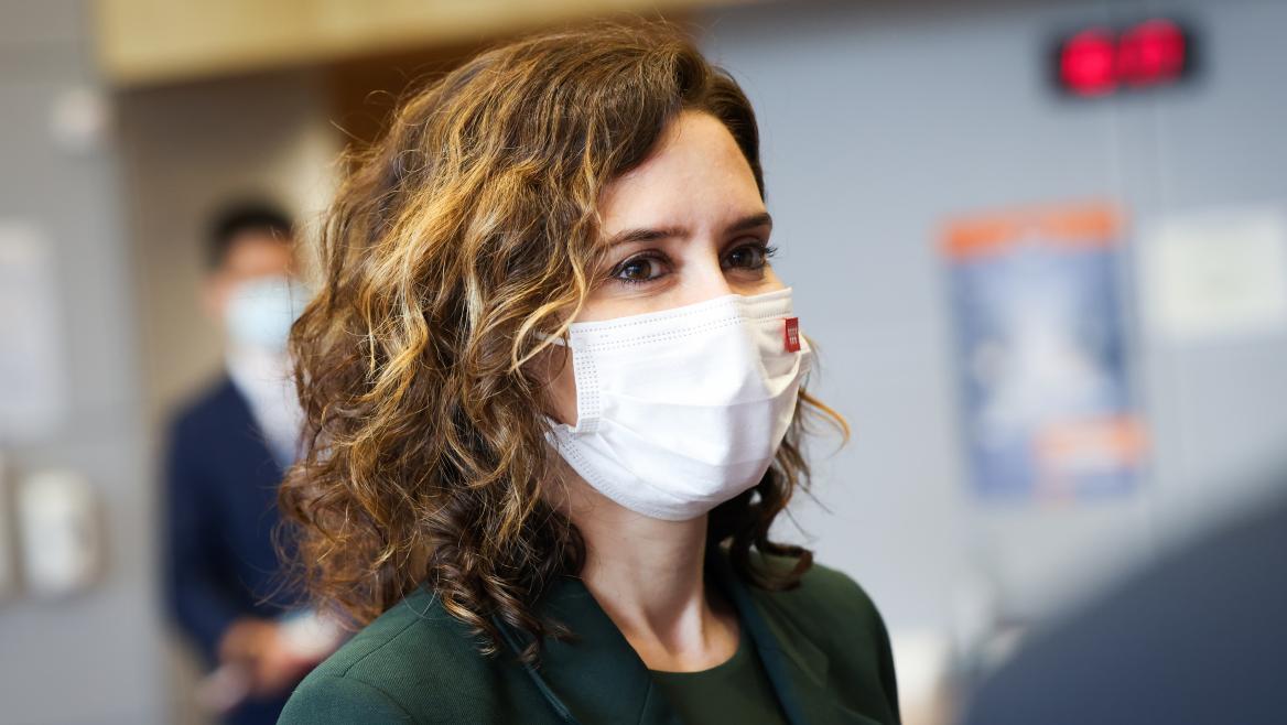 La presidenta con la mascarilla de la Comunidad de Madrid