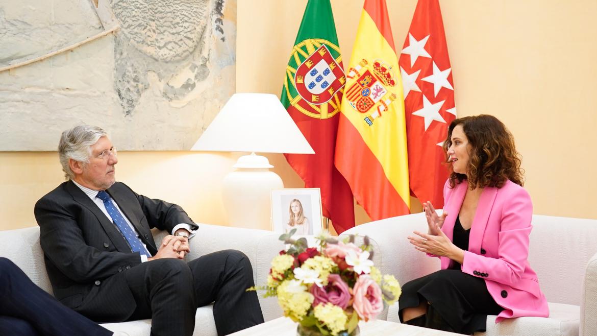 Imagen del artículo Díaz Ayuso se reúne con el embajador de Portugal en España para reforzar las relaciones políticas y comerciales