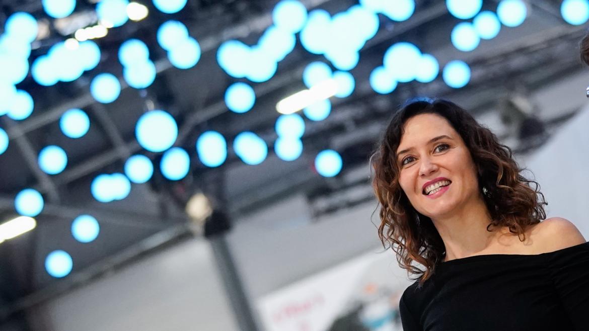 La presidenta durante el acto de Fitur vestida de negro y sonriendo