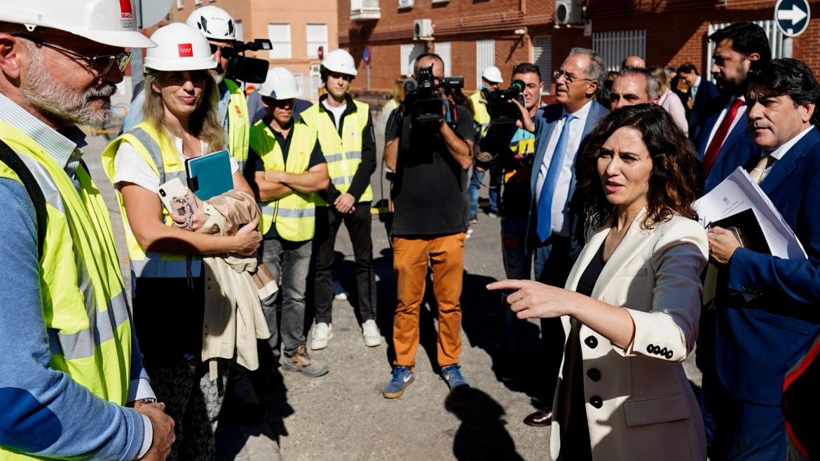 La presidenta durante la visita a San Fernando de Henares