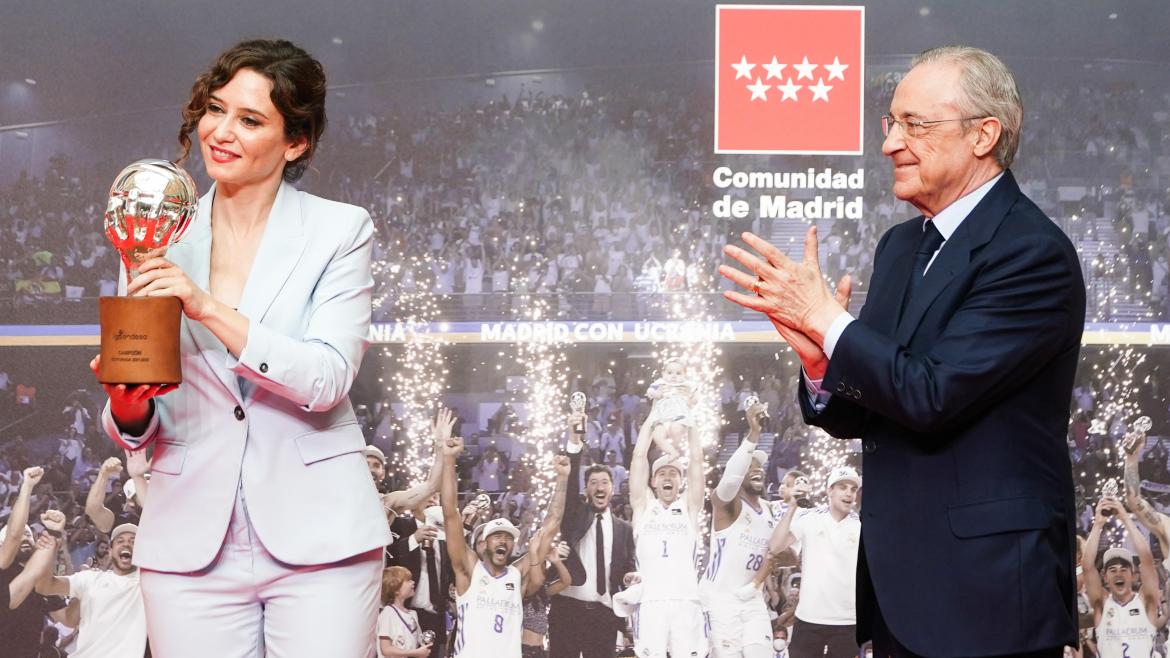 La presidenta con la copa del Real Madrid de Basket, ganador de la Liga Endesa ACB 