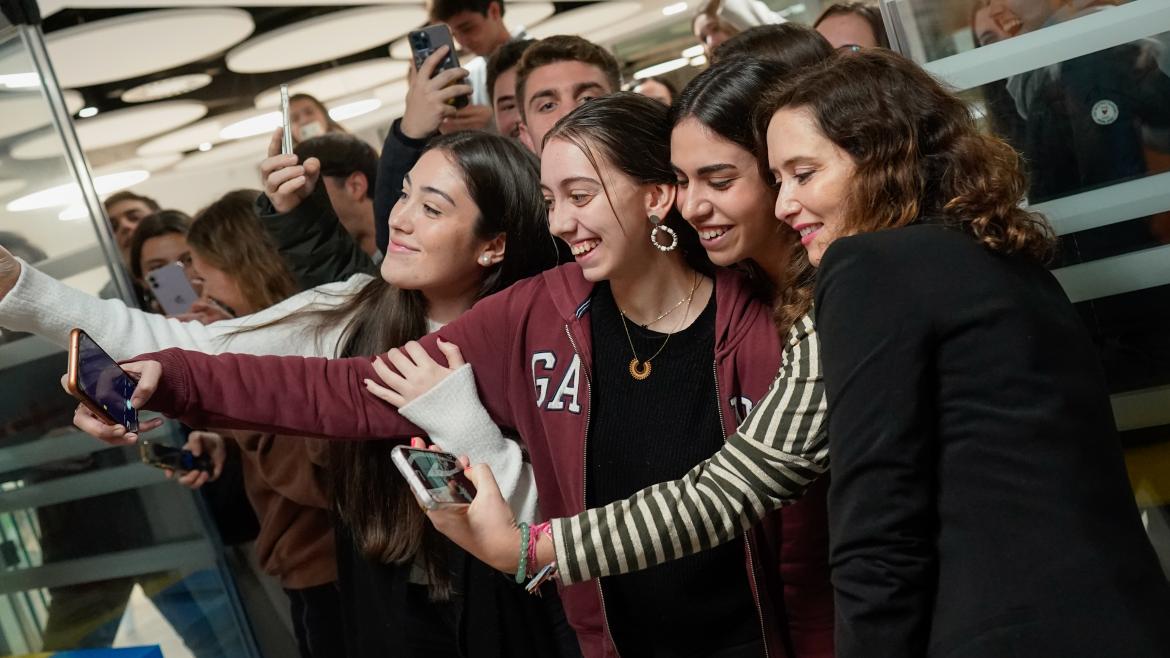 La presidenta con los alumnos