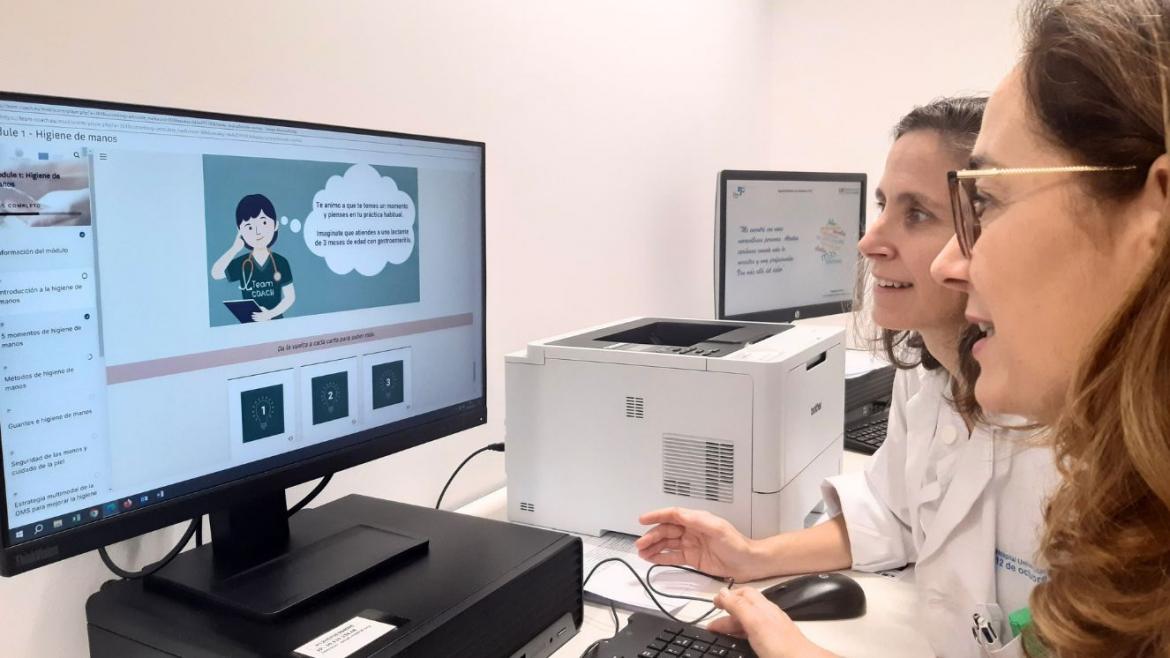 Cristina Domínguez en ordenador junto a enfermera trabajando con App de proyecto TEAM COACH dos mujeres en un ordenador trabajando
