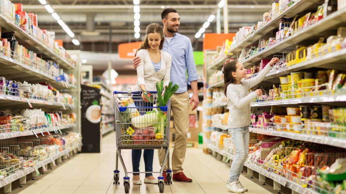 Familia comprando en un supermercado 