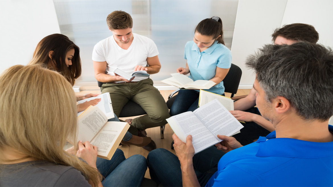 Inscripción a actividades en bibliotecas Grupo de jóvenes leyendo