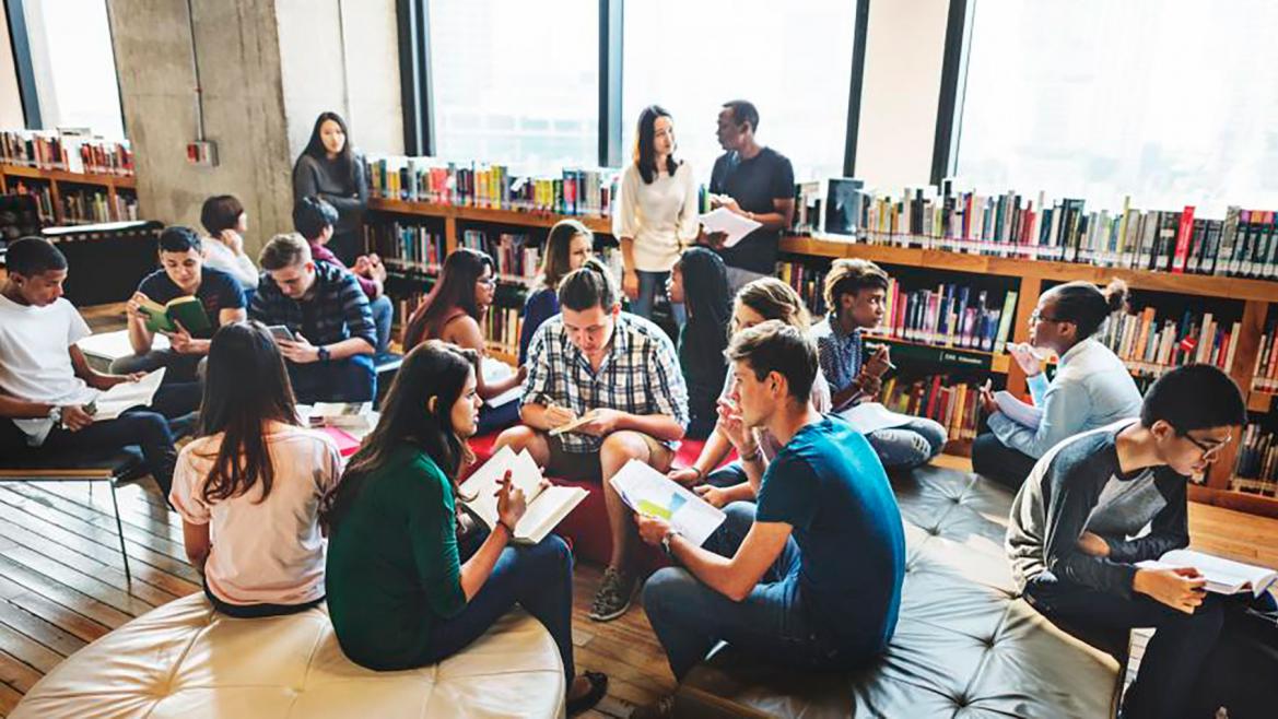 Estudiantes en biblioteca