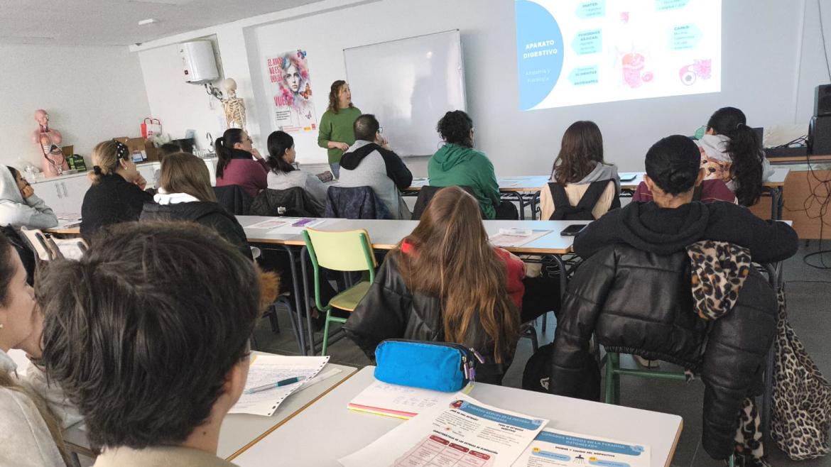 Profesora impartiendo clase a alumnos en un aula