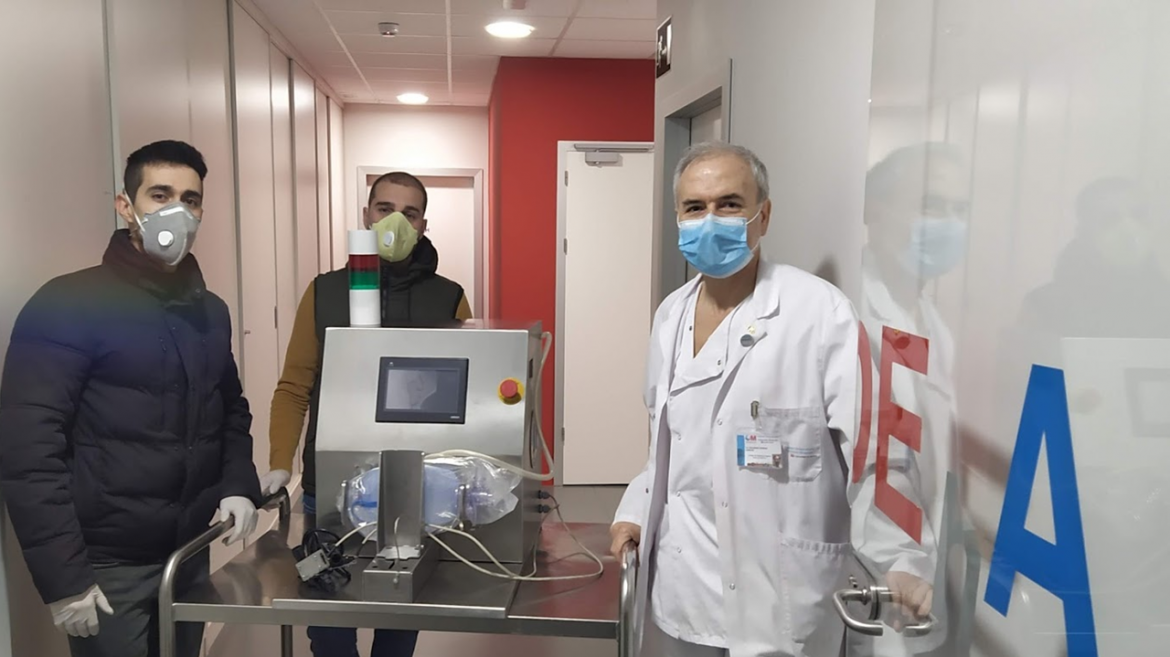 IDEhA acoge el prototipo de Open Ventilator para los ajustes previos a su utilización Javier González, en nombre de Open Ventilators hace entrega del prototipo en el Centro de Simulación IDEhA