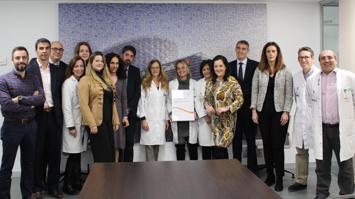 Equipo directivo del Hospital con el certificado de excelencia