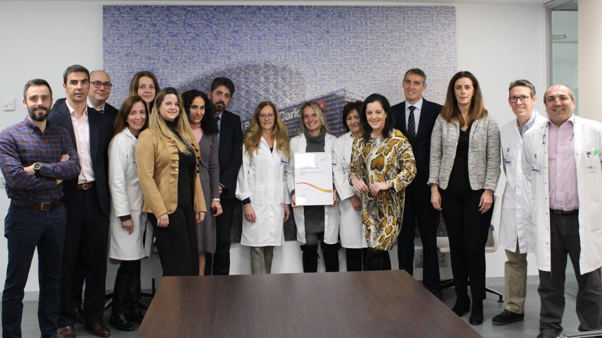 Equipo directivo del Hospital con el certificado de excelencia