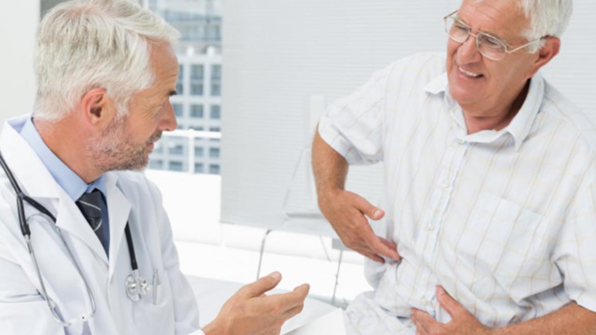 Un médico conversando con un paciente