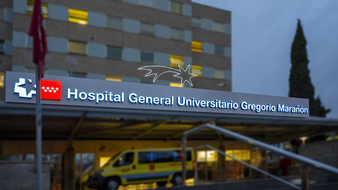 Entrada del Hospital Gregorio Marañón en Navidad