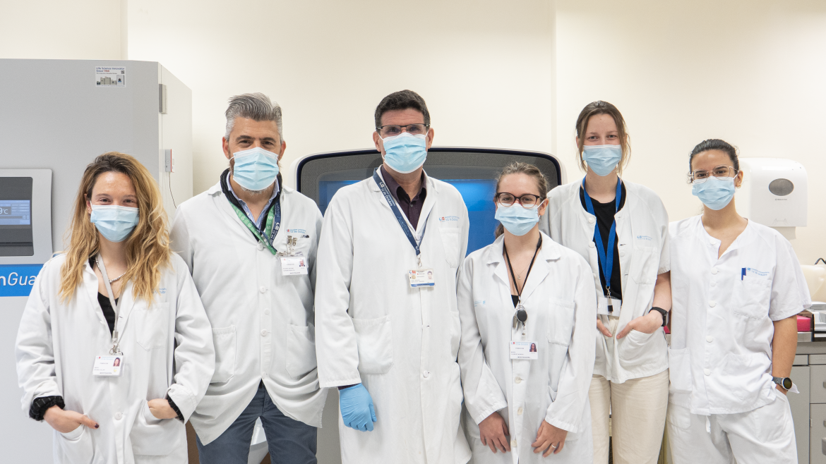 Varios médicos y médicas con bata blanca posando