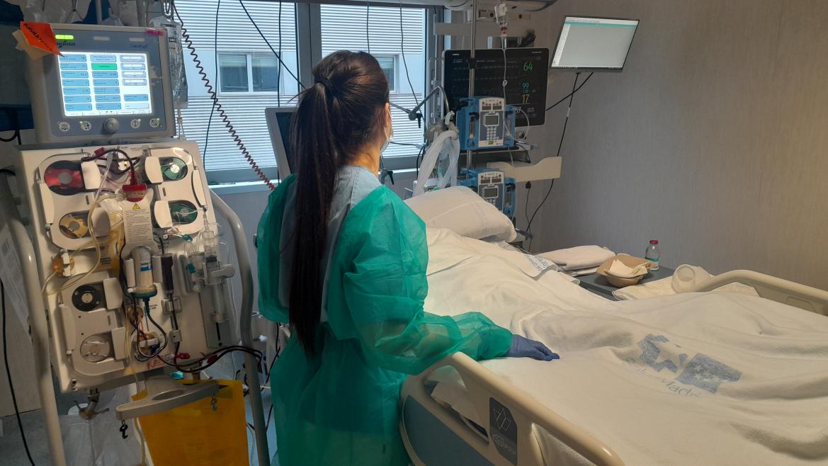 Enfermera con paciente en UCI