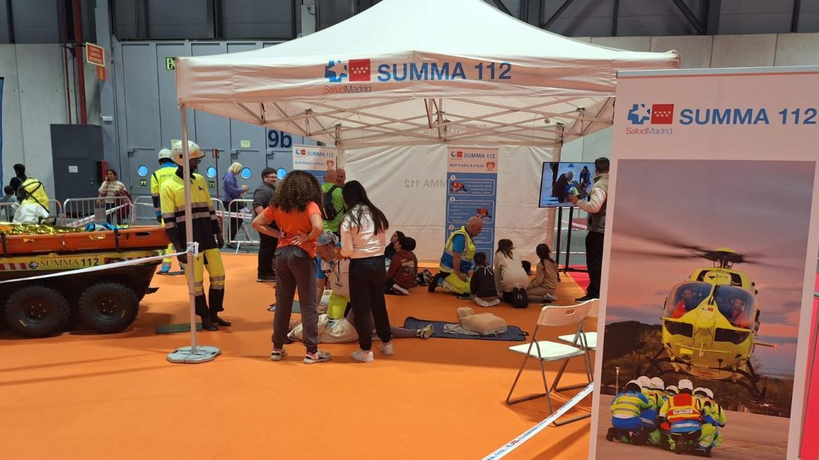 Imagen de un grupo de niños y padres en las actividades de SUMMA 112 en Juvenalia
