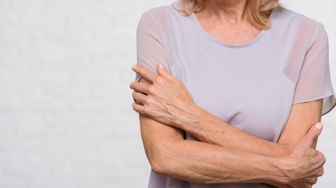 Torso de mujer de mediana edad