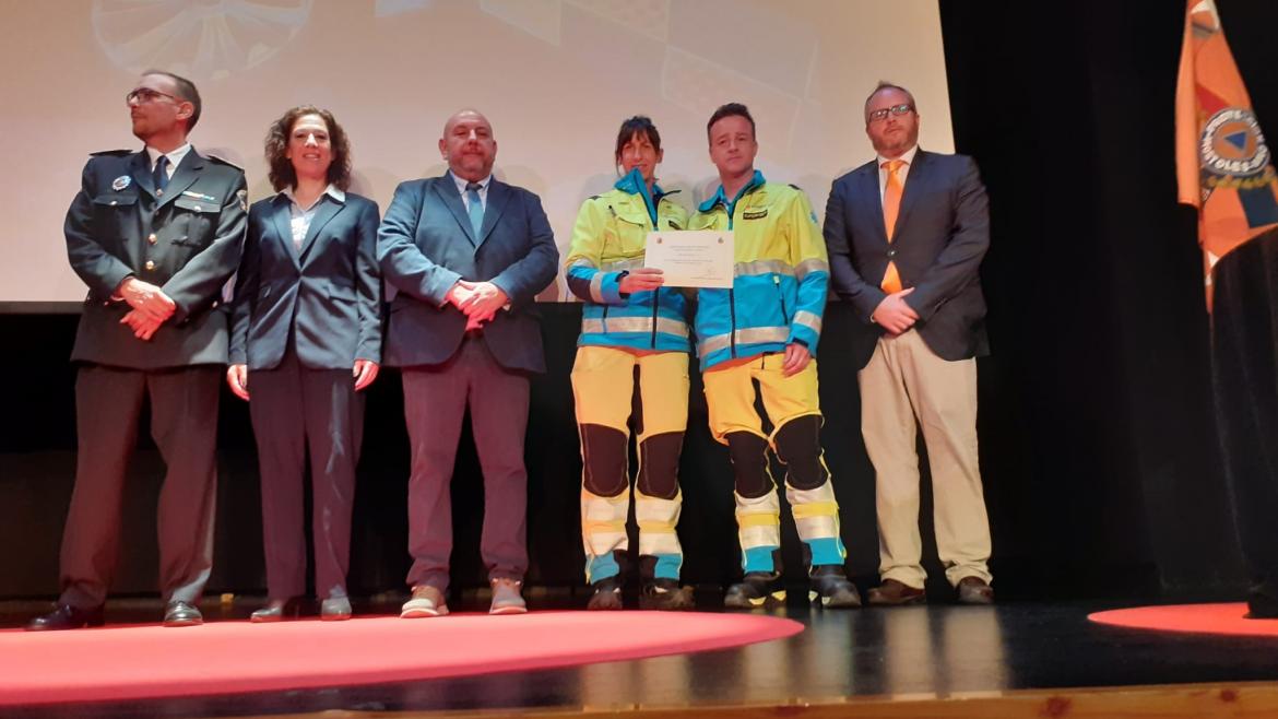 Profesionales del SUMMA 112 recogen el reconocimiento al SUMMA 112 en Móstoles, en el 32 Aniversario de su Protección Civil Reconocimiento al SUMMA 112 en el 32 Aniversario de la Protección Civil de Móstoles