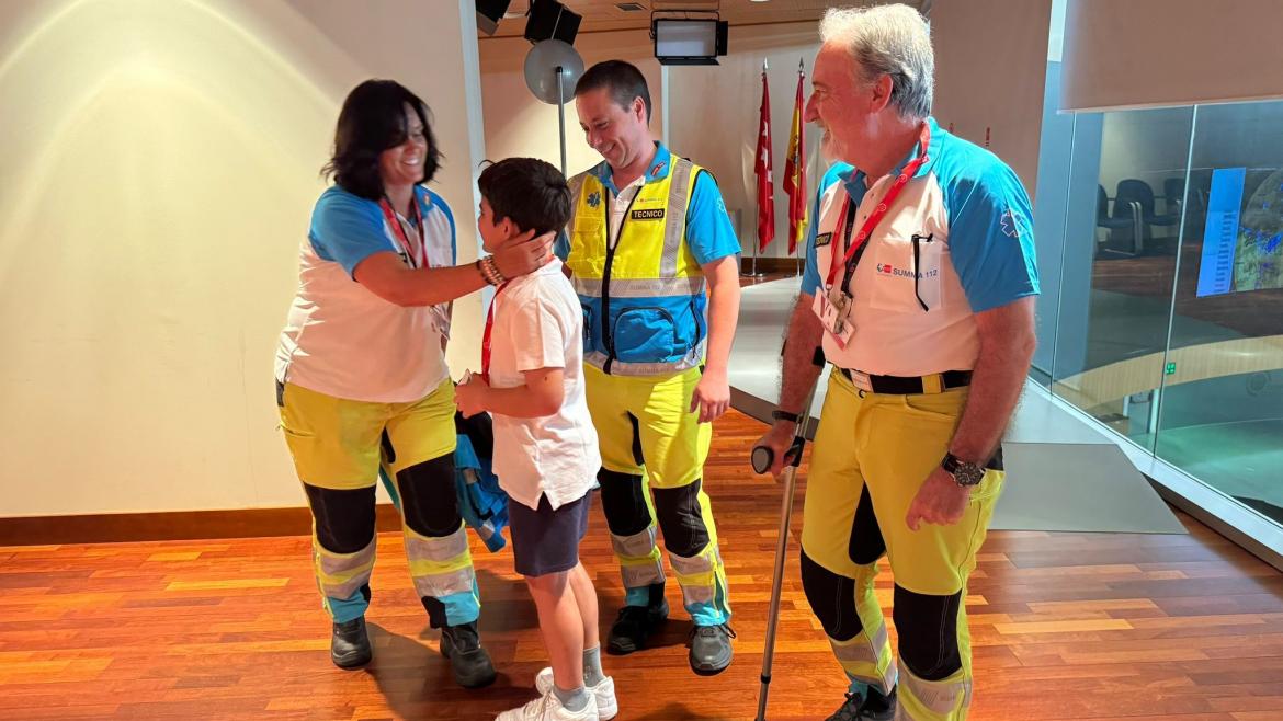Imagen del encuentro en el X Cumpleaños de Álvaro Encuentro de los sanitarios de SUMMA 112 con el niño cuyo parto asistieron hace 10 años