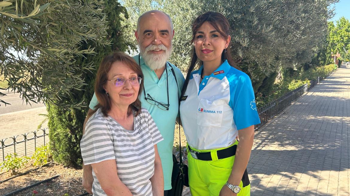 La médico de SUMMA 112 junto con el paciente al que atendió de una parada