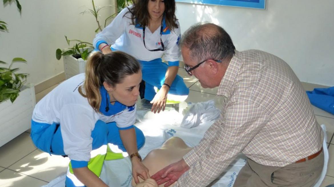 Sanitarios del SUMMA practican y enseñan reanimación con un maniquí