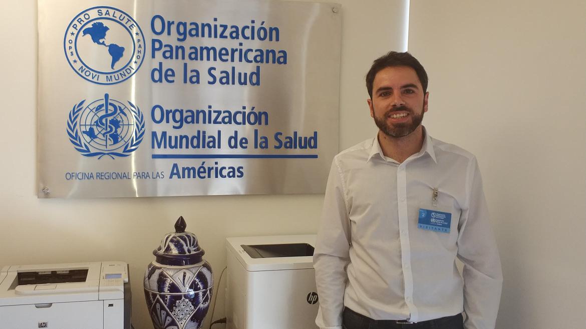 Víctor Quesada en su labor de voluntaria del América