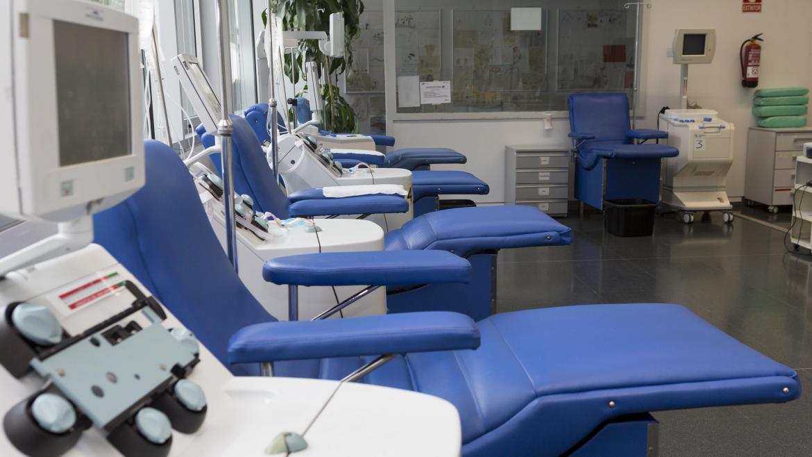 Camillas vacías en sala de donación de sangre
