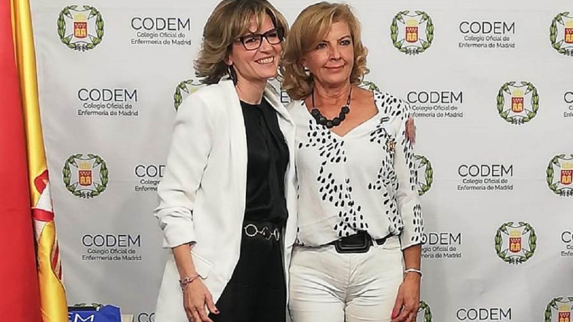 Elena Viñas del CODEM y María Jesús Calvo tras la imposiciónd de la Cruz