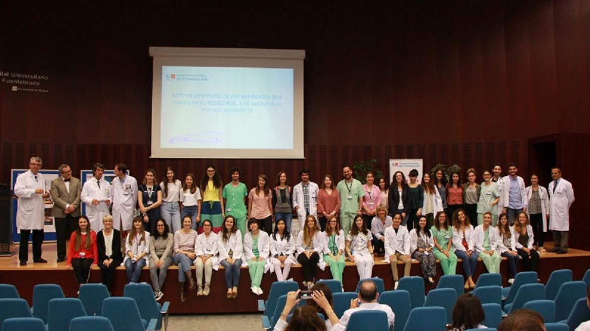 Foto de familia en el salón de actos del Hospital de Fuenlabrada