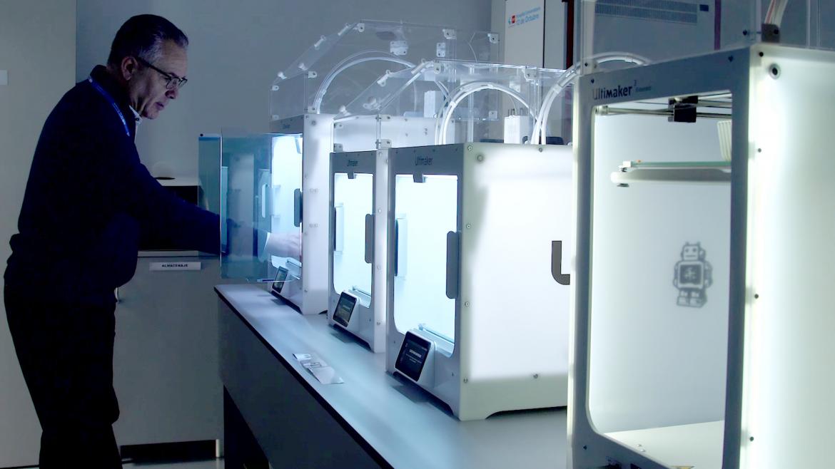 profesional introduciendo algo en unos cubículos de los que sale luz