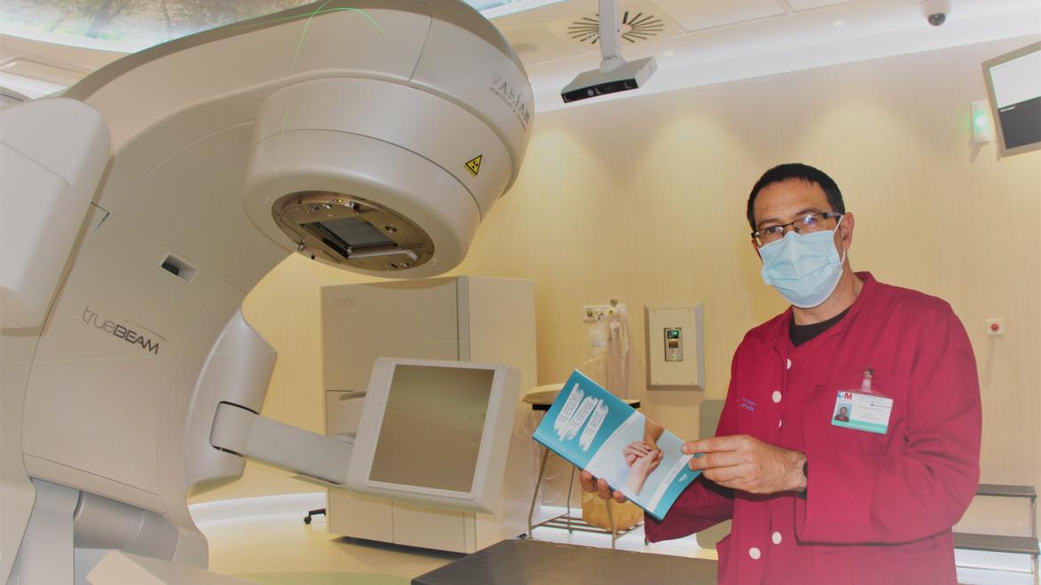 Un profesional del Hospital de Fuenlabrada publica un libro sobre la atención al paciente en radioterapia