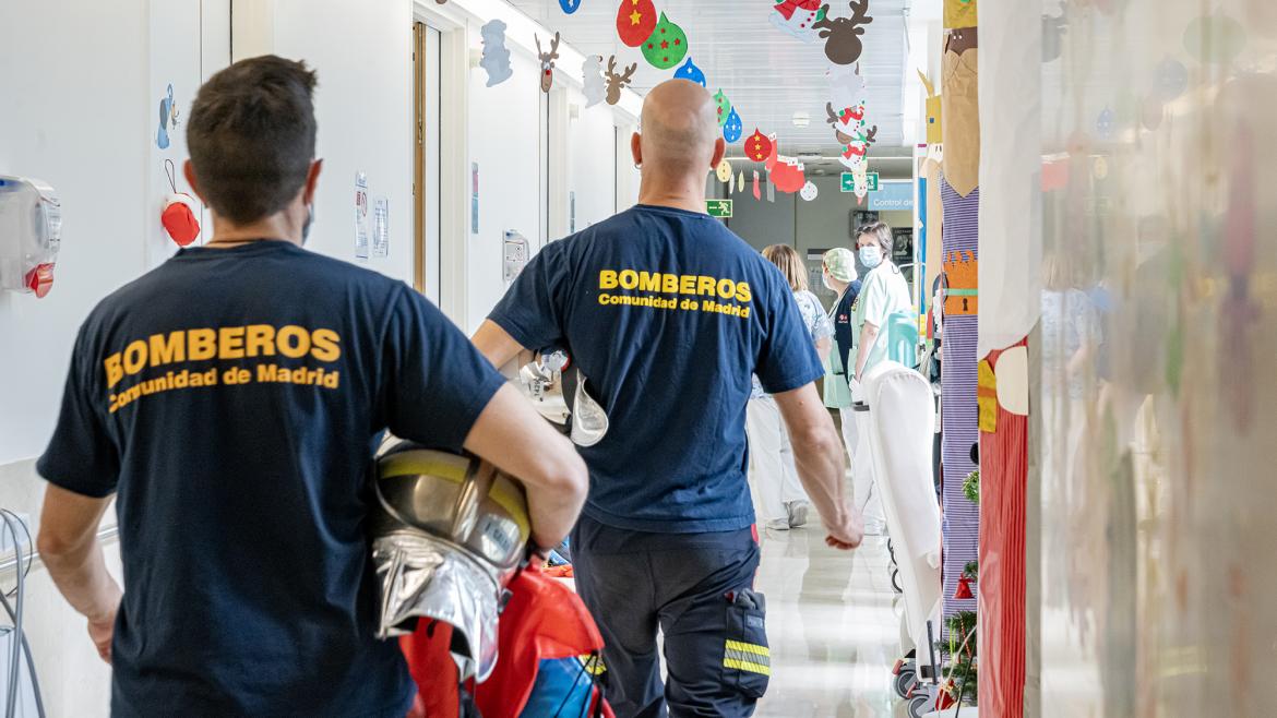 Los bomberos reparten regalos por las habitaciones del hospital