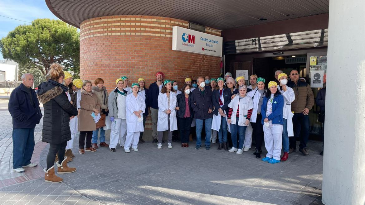 Profesionales y usuarios en las puertas del Centro de Salud Brújula