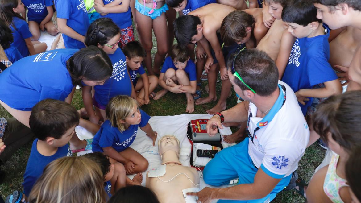 Imagen de un taller de RCP y baño seguro con niños y niñas