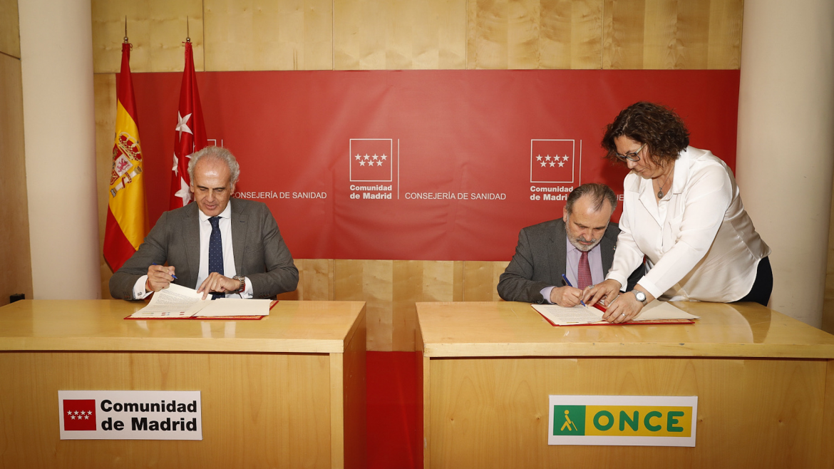 El consejero de Sanidad Enrique Ruiz Escudero y el Delegado de ONCE en Madrid Luis Natalio Royo durante la firma del convenio 