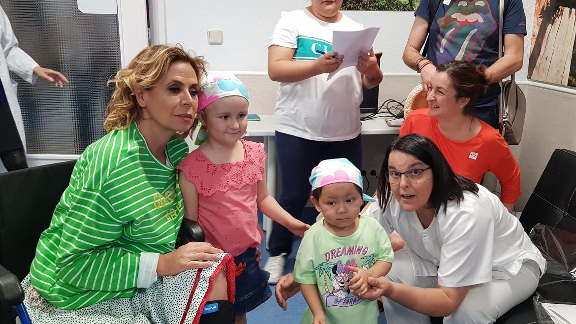 Ágatha Ruiz de la Prada posa con dos niñas ingresadas en el Hospital 12 de Octubre