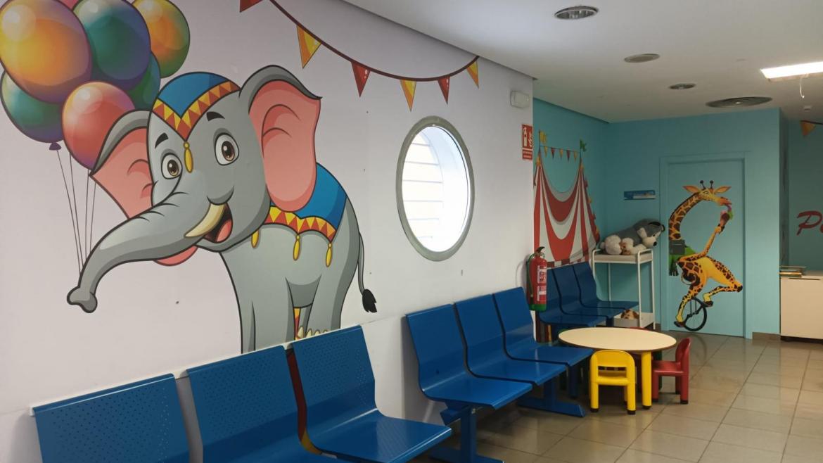 Sala de Pediatría del Centro de Salud Canillejas con dibujos circenses