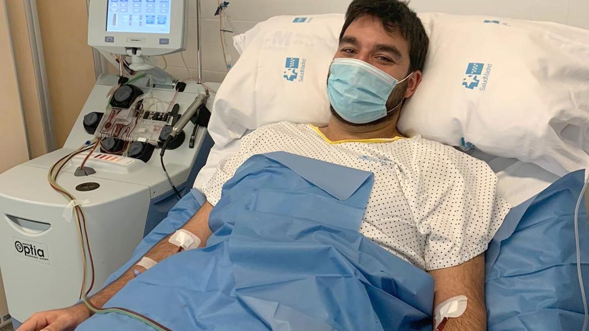 Joven donando en un hospital por un procedimiento similar a la donación de sangre 