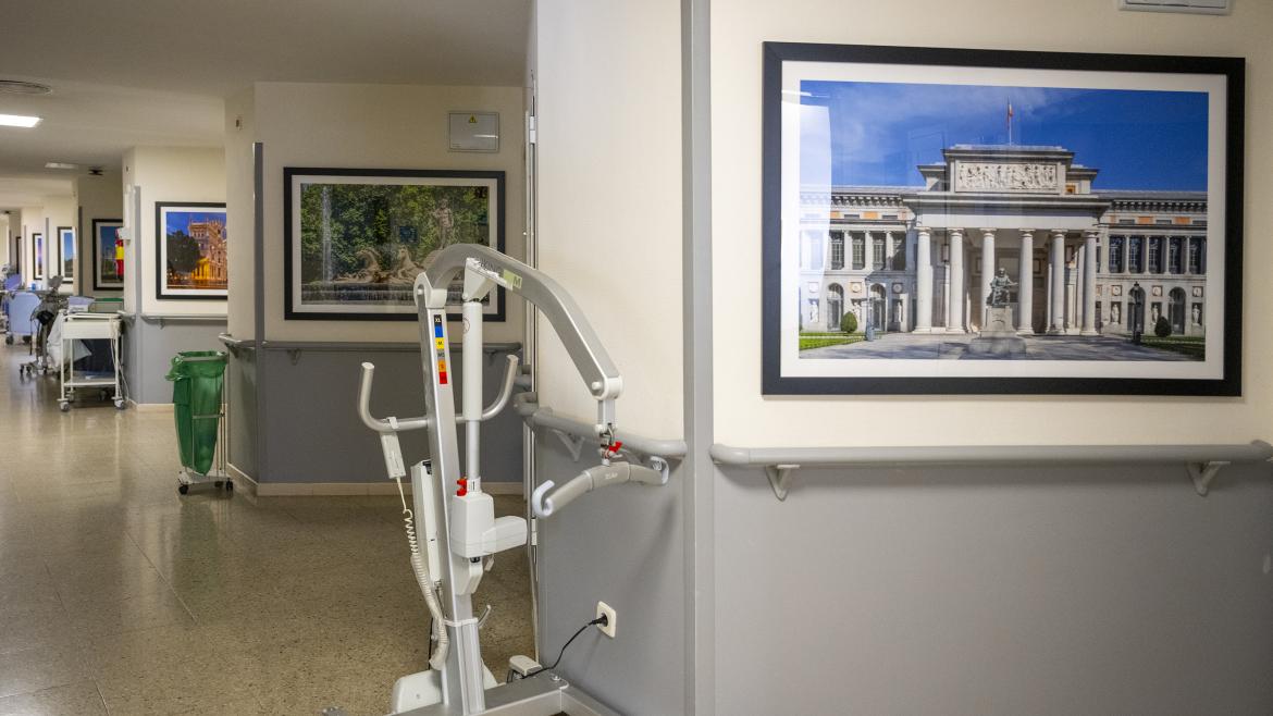 Cuadros colgados en la pared y material de hospital 