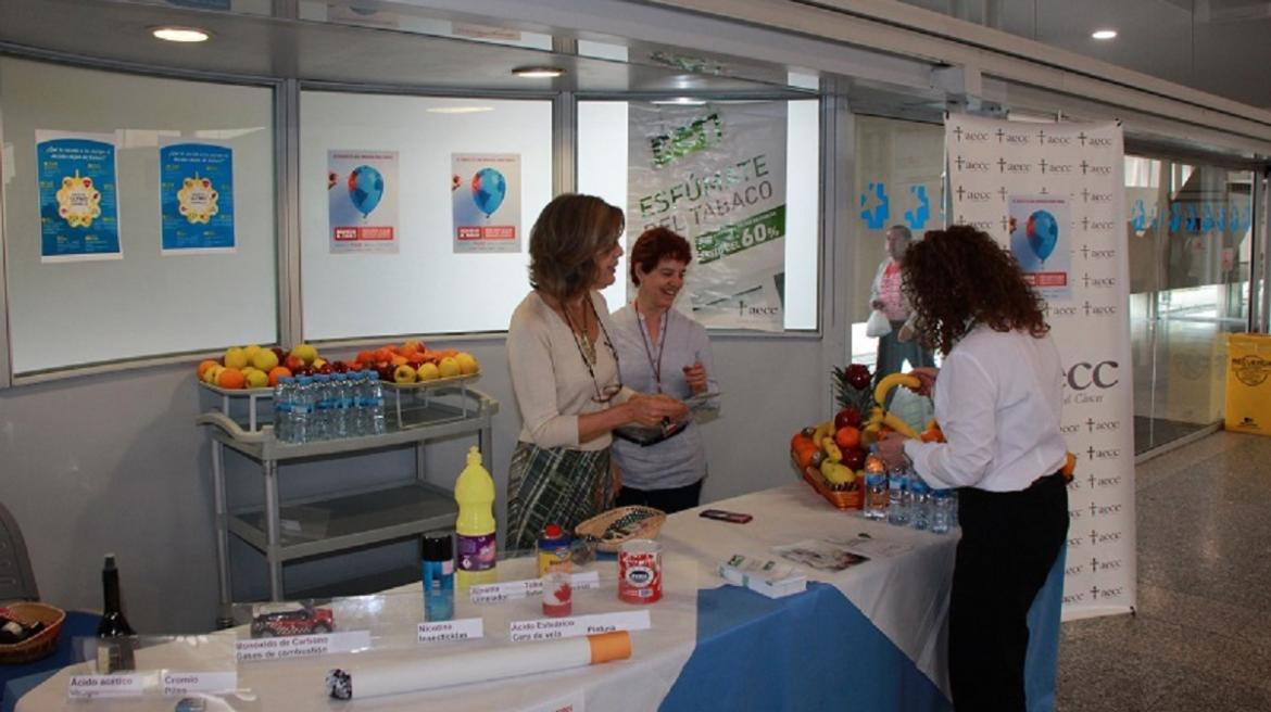 Imagen de intercambio de tabaco por fruta en el Hospital de Fuenlabrada