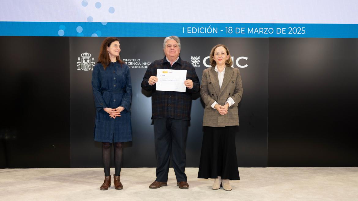 El doctor Diego Rodríguez Puyol recoge su Diploma al Mérito Clínico Investigador "Santiago Ramón y Cajal" (autoría: Lorenzo Plana, CSIC) El doctor Diego Rodríguez Puyol recoge su Diploma al Mérito Clínico Investigador "Santiago Ramón y Cajal"