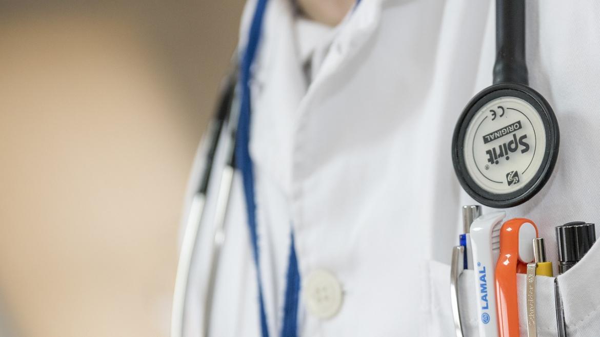 Médico con fonendo