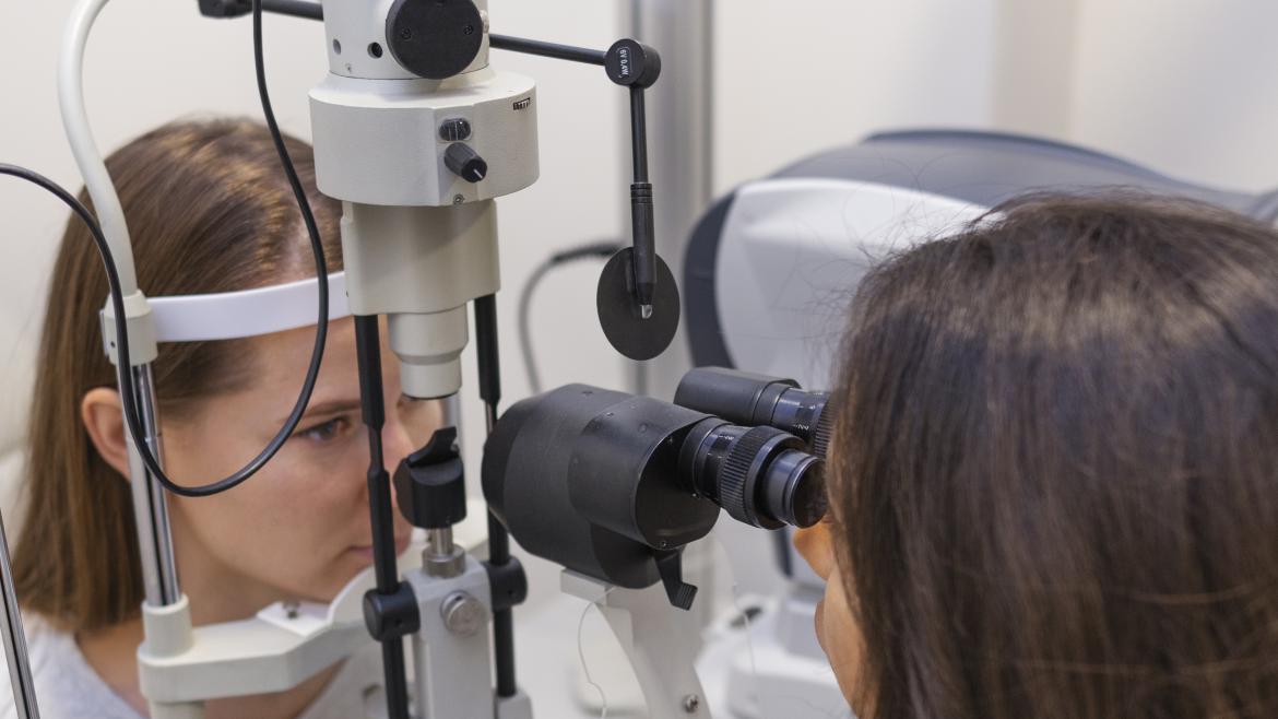 https://edicion.comunidad.madrid/noticias/2025/01/16/hospital-publico-severo-ochoa-incorpora-nuevas-tecnicas-quirurgicas-tratamiento-glaucoma Paciente en prueba oftalmológica