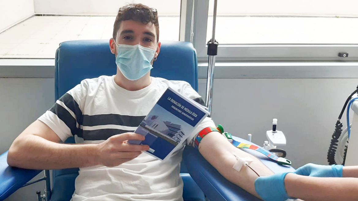 Donante de sangre leyendo revista donación de médula