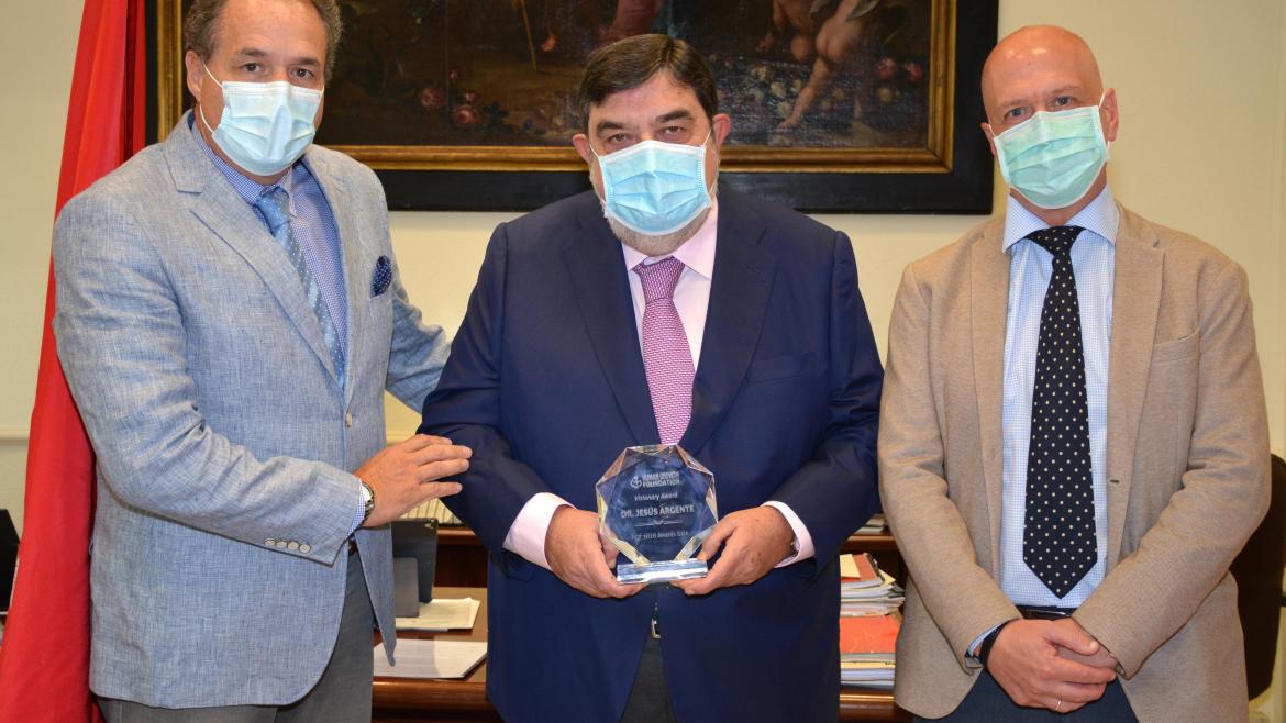 Médico recibiendo el galardón