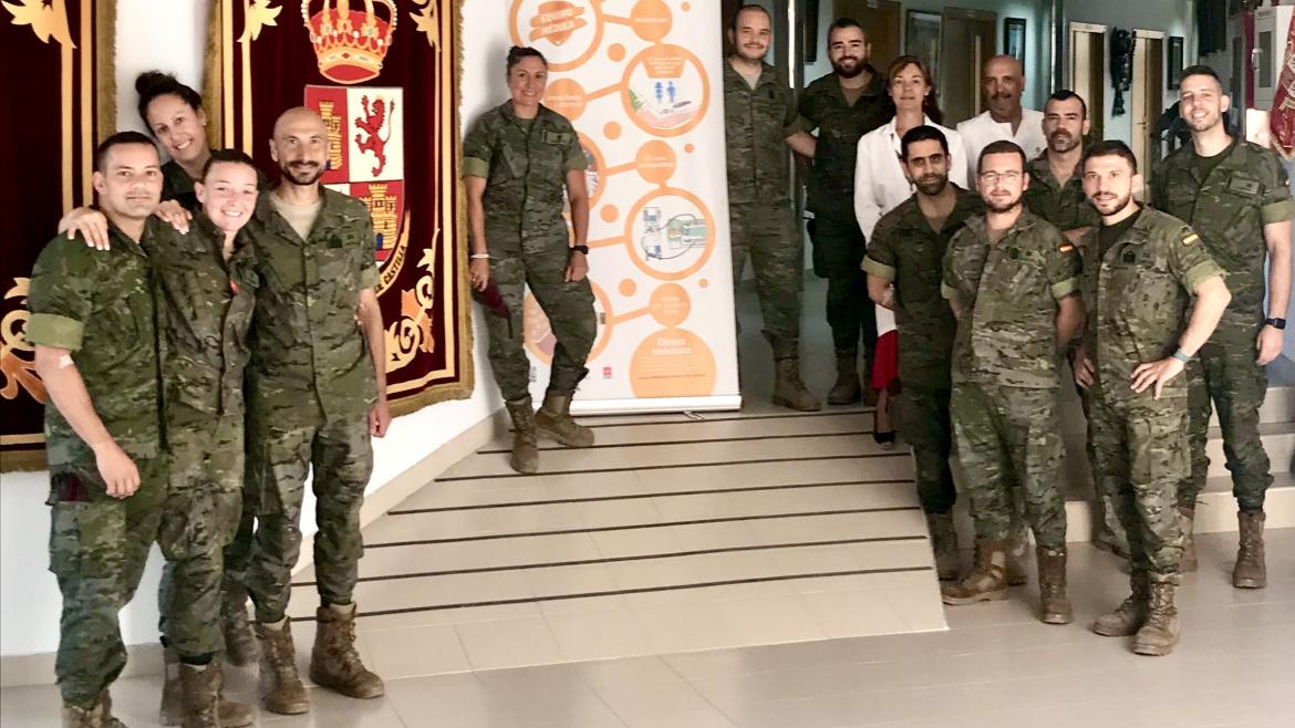 Soldados posando con dos sanitarios.