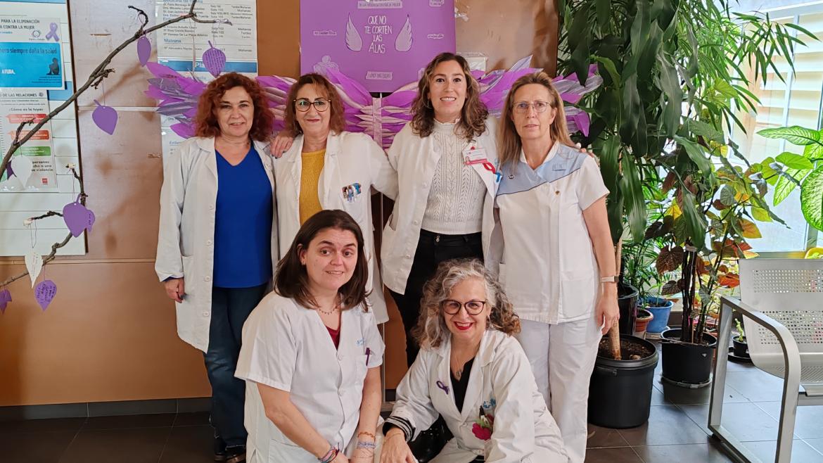 Atención Primaria sensibiliza a los pacientes en el Día Internacional de la Eliminación de la Violencia contra la Mujer profesionales del centro de salud El Puerto