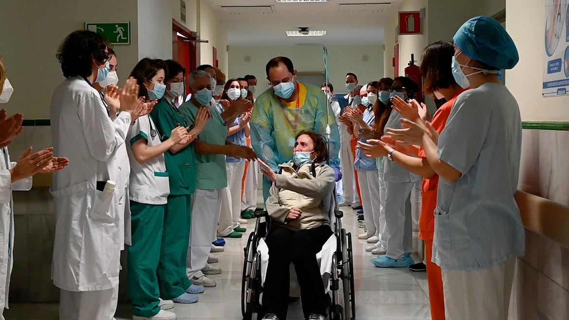 El Hospital Gregorio Marañón da el alta a Elsa, una paciente ingresada