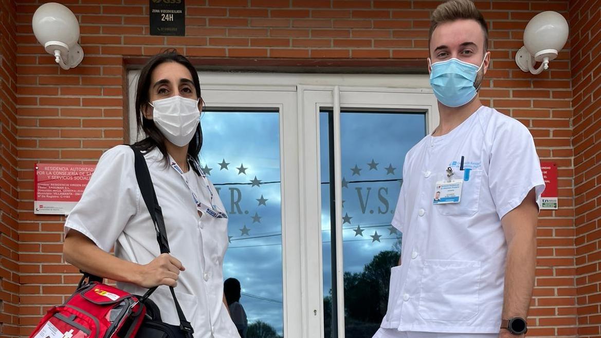 Las enfermeras de Atención Primaria administran la tercera dosis de la vacuna frente al COVID-19 en 125 Residencias de Mayores de la región