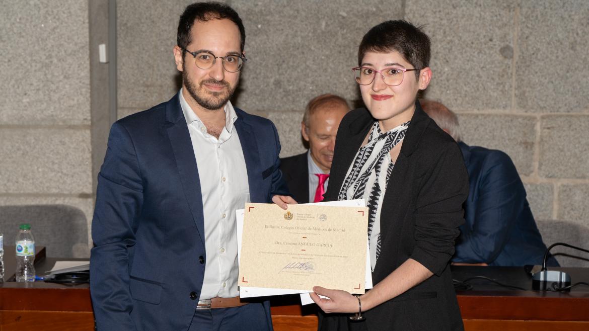la médico premiada recoge su diploma en el colegio de médicos de Madrid