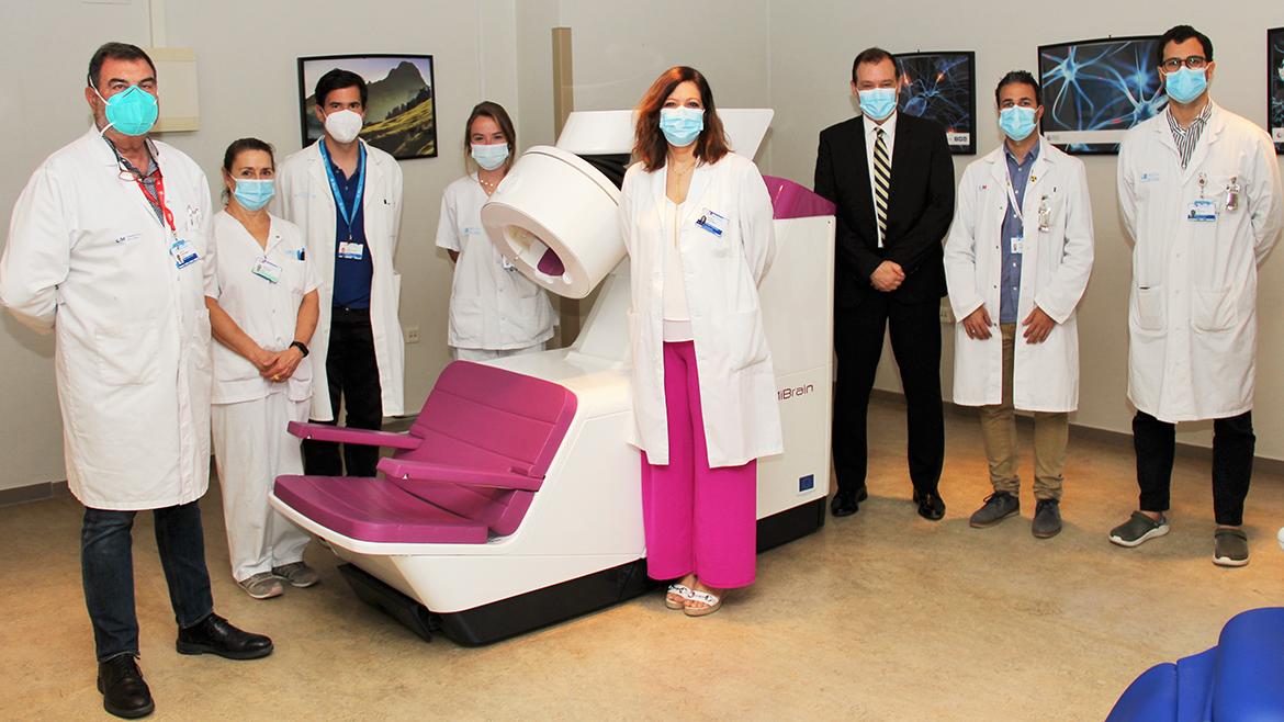 Profesionales junto al PET cerebral en el Clínico San Carlos